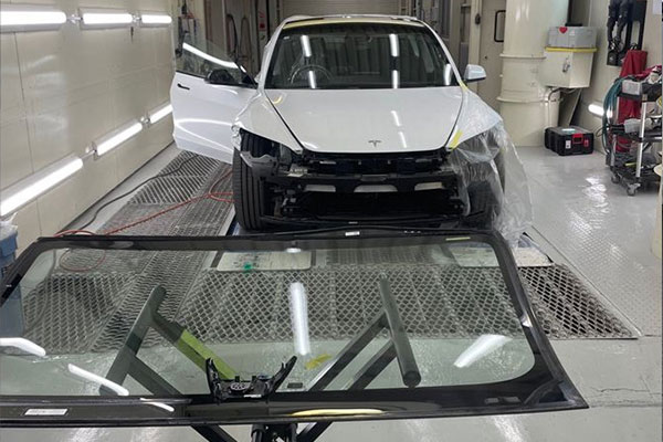 テスラ Model3 ハイランド ガラス割れ 前周り キズ凹み 修理