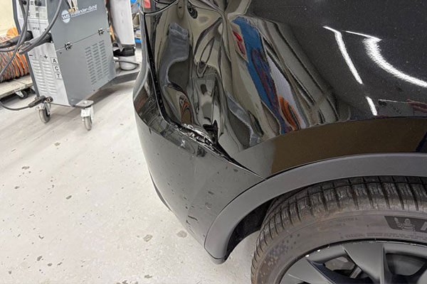 テスラ ModelY リアフェンダー鈑金塗装 リアバンパー交換